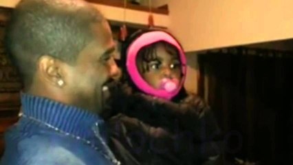 Bébé voit le frère jumeau de son papa