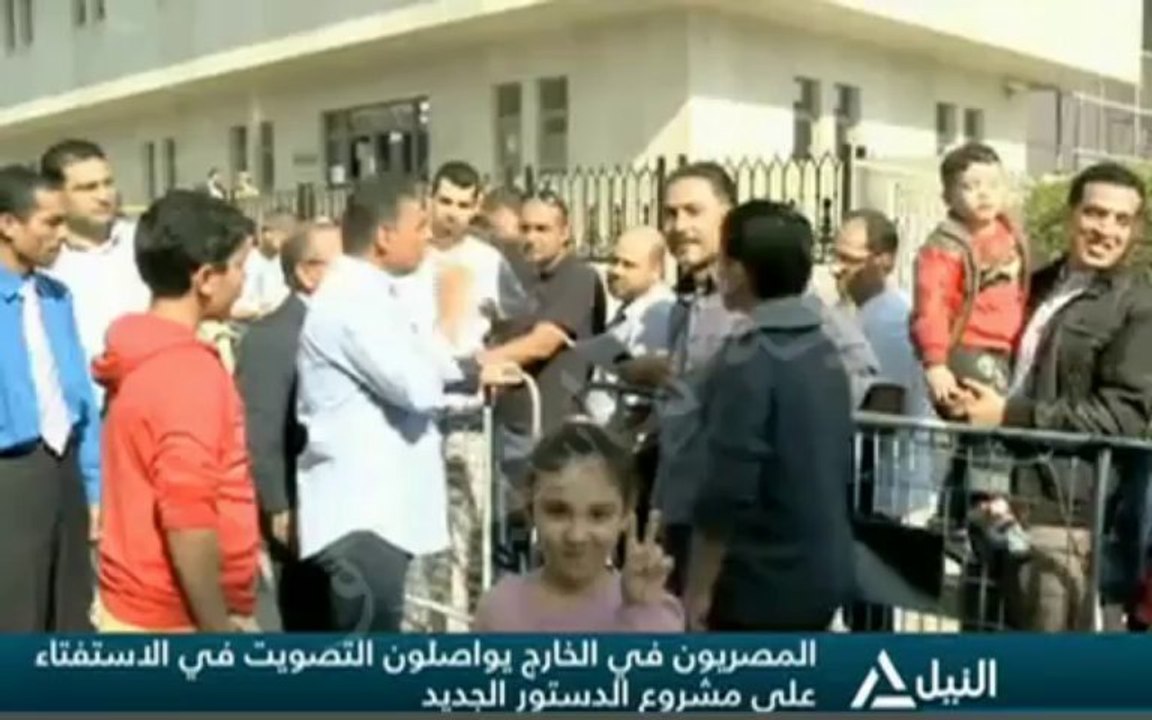 بوابة ماسبيرو : المصريون يواصلون النزول للإستفتاء فى الإمارات رغم وجود بعض المعوقات .