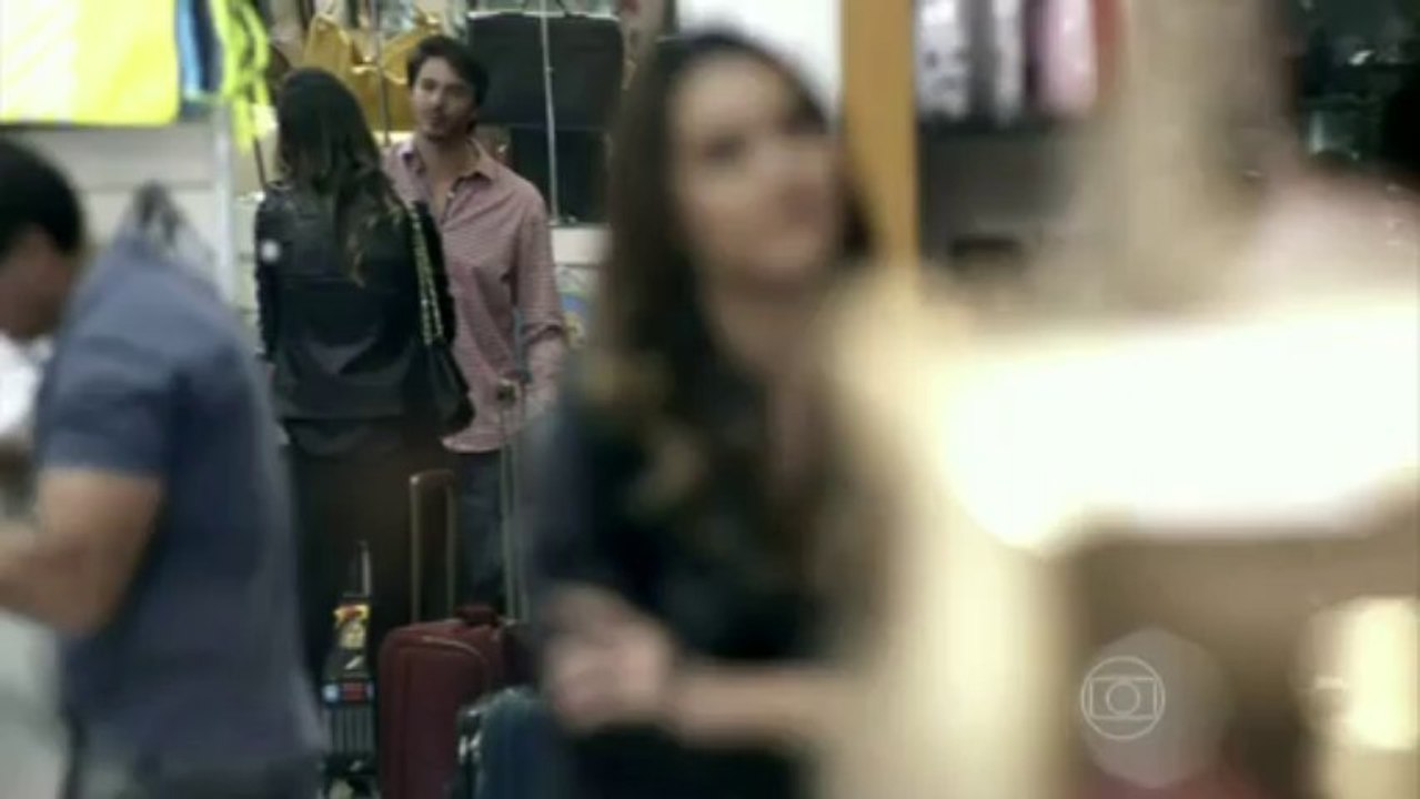 Leila invade a casa de Nicole, agride Natasha e ateia fogo na mansão