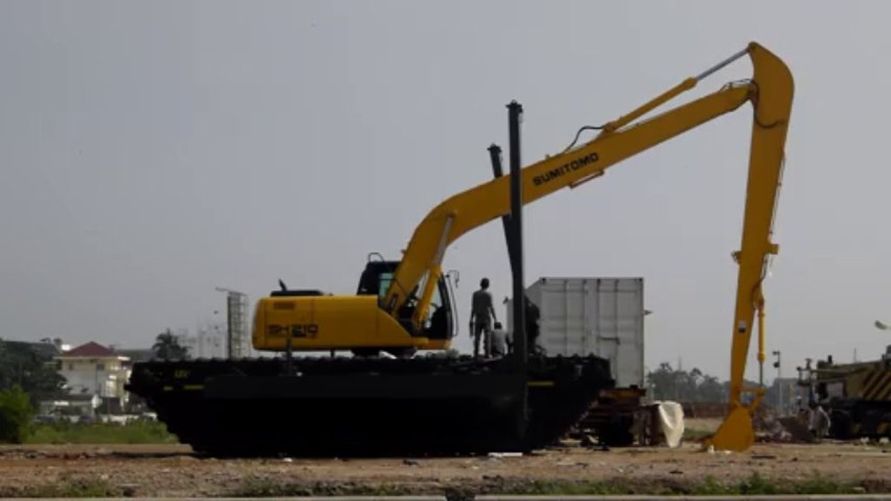 test spud anchor amphibious excavator swamp backhoe SUMITOMO SH210LC di Jakarta Indonesia