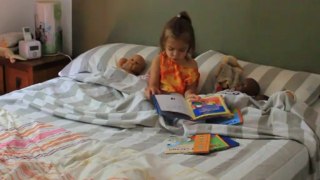 Lire un histoire aux bébés