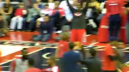 Dwight Howard fait un un-contre-un avec un gamin