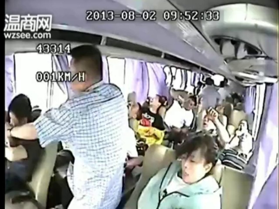 Videos Impactantes: Accidente brutal de un autobús de pasajeros japoneses (tepillao.com)