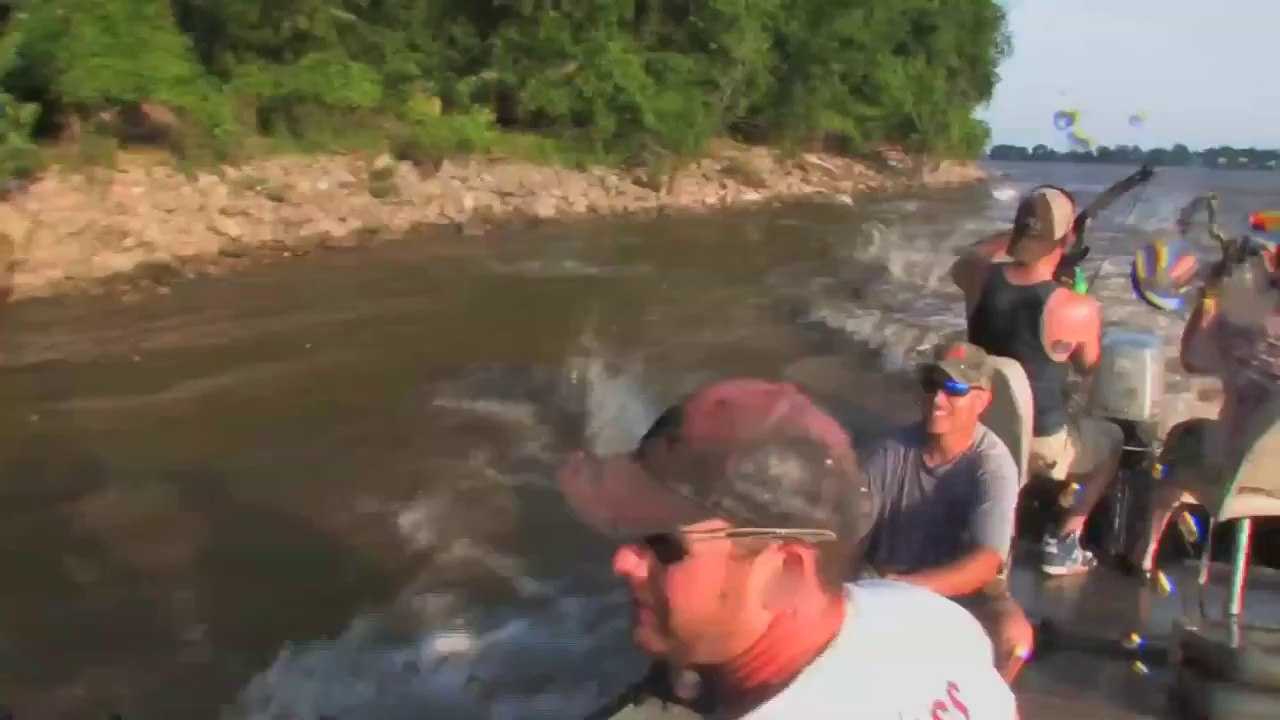 the attack of jumping Asian carp-real tv shot