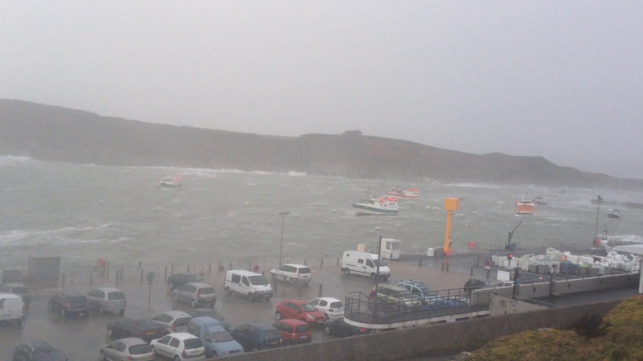 Tempête Ulla : Le Conquet en Bretagne, les vagues font disparaitre la digue