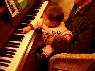 je joue du piano avec papy 1.