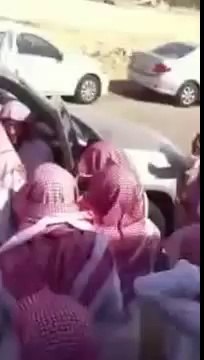 لحظة وصـول الشيخ يوسف الأحمد الى بيته بعد الأفراج عنه