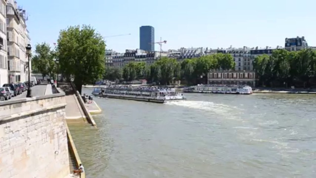 La seine coule à Paris