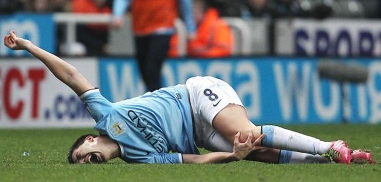 Terrible tacle de Mapou Yanga-Mbiwa sur Samir Nasri