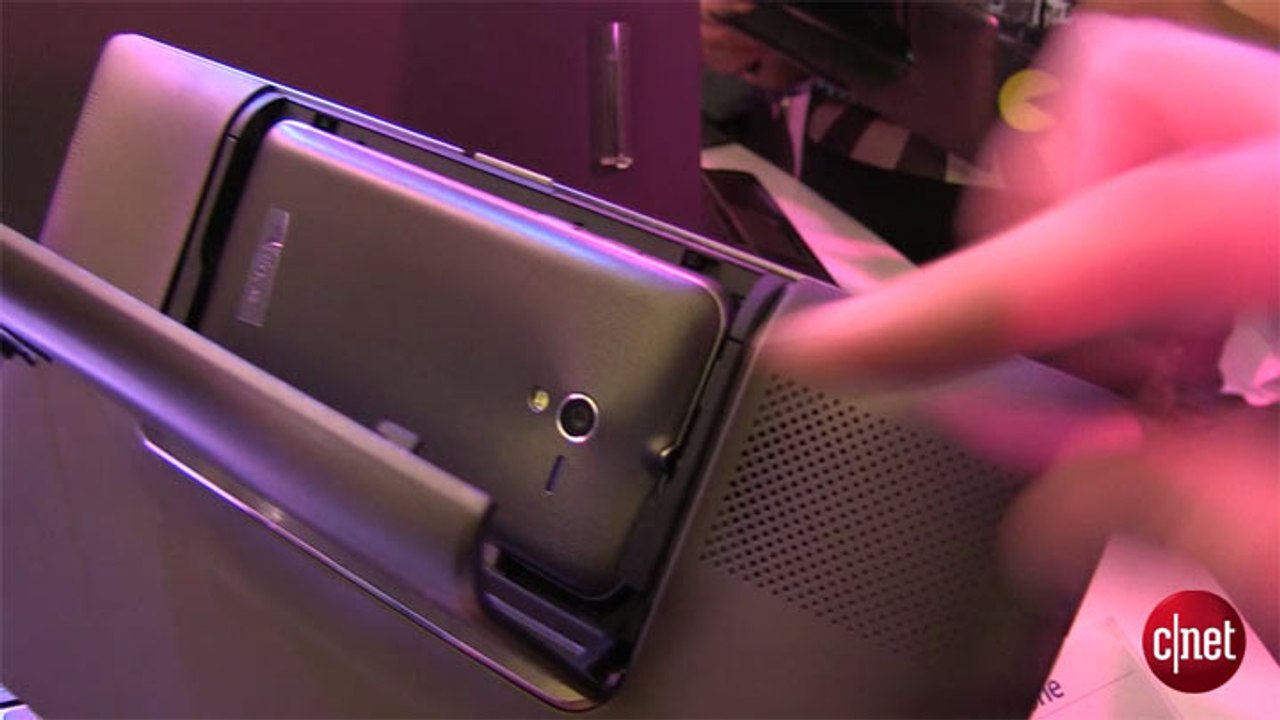 MWC 2012 : prise en main de l'Asus Padfone en vidéo