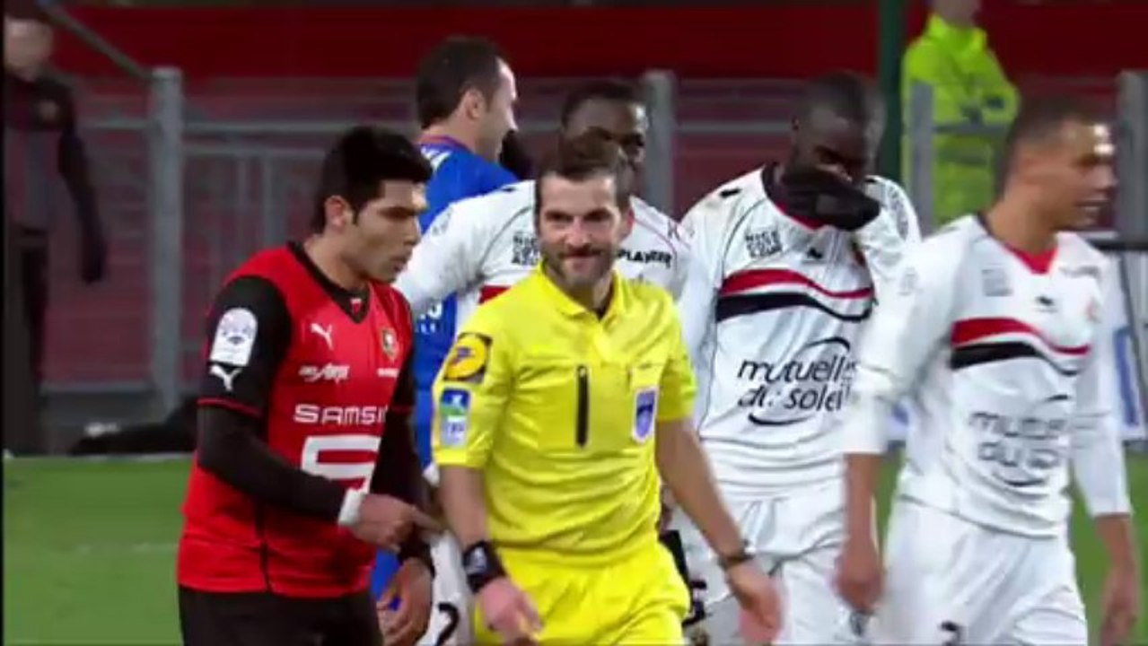 L'arbitre de Rennes-Nice prend le ballon en pleine tête- 20ème journée de Ligue 1 - 2013/2014