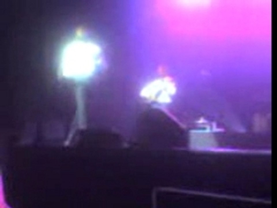 Corneille qui chante "Ca arrive"