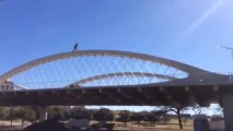 Faire du BMX sur la structure d'un pont