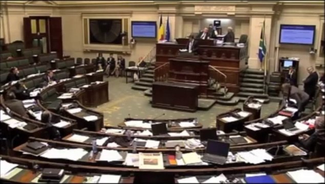 Laurent LOUIS député belge fait une quenelle au Parlement [ videograbber.net]