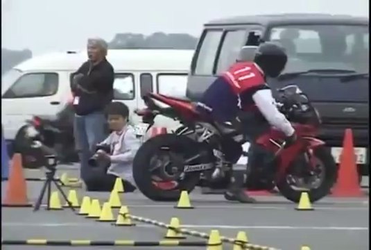Une des épreuves éliminatoires de la police japonaise à moto !