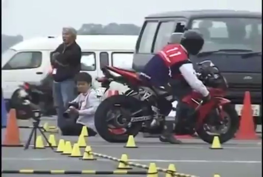 Une des épreuves éliminatoires de la police japonaise à moto !