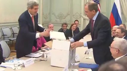 John Kerry offre deux pommes de terre à Sergueï Lavrov