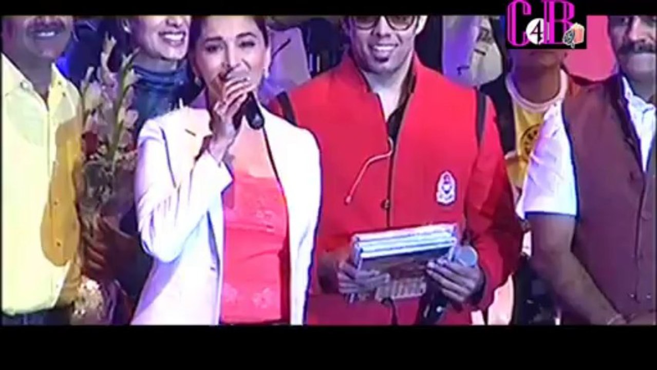 GORGEOUS MADHURI SINGING HAMRI ATARIYA PE