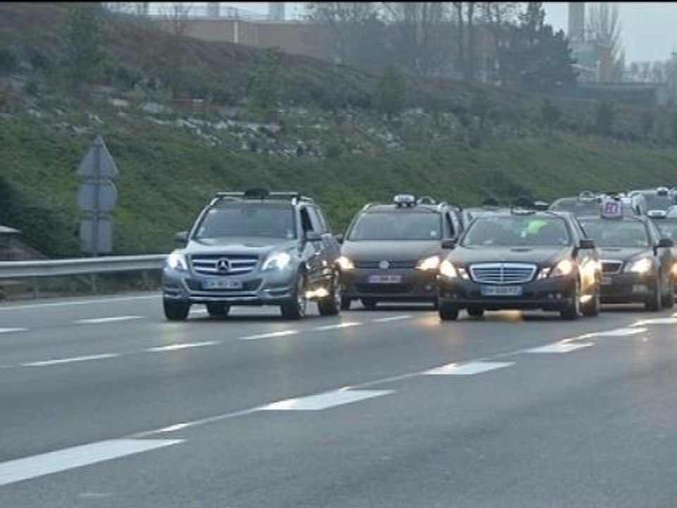 Grève des taxis: plusieurs centaines de voitures bloquent Paris - 13/01