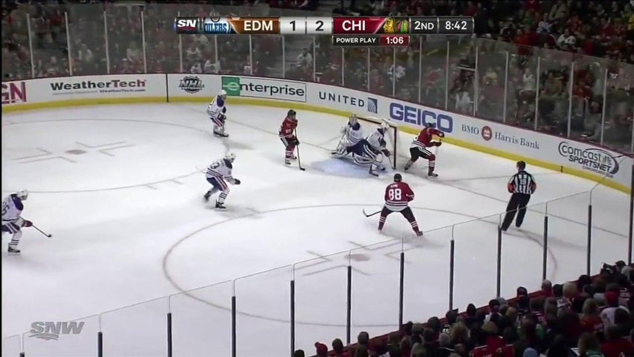 Patrick Kane marque contre son camp en Hockey - Marrant!