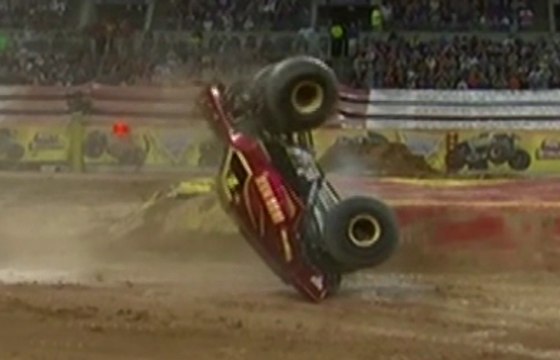Incroyable cascade d'un truck dans le Monster Jam - ZAPPING AUTO DU 13/01/2014