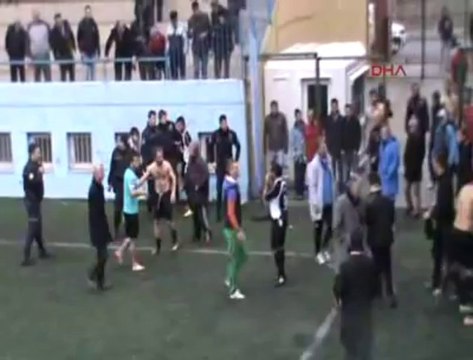 Futbolcular polis darp etti!