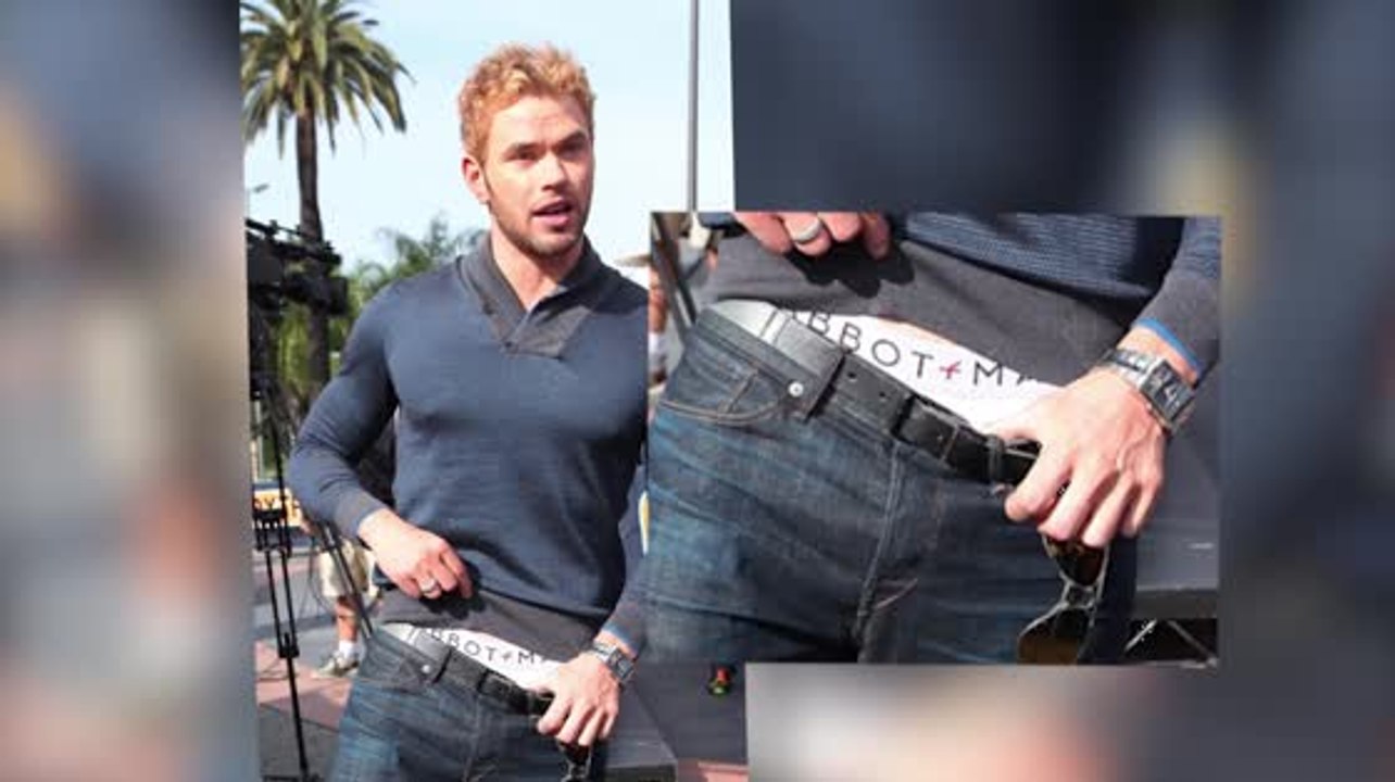 Kellan lutz zeigt seine unterwäsche bei extra tv
