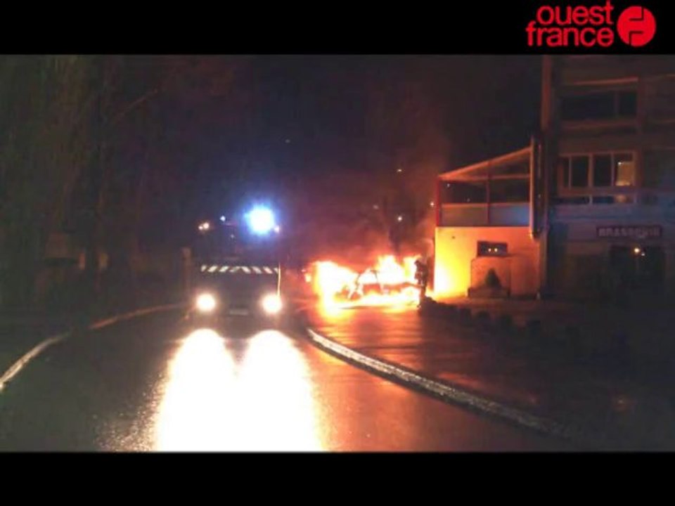 La voiture explose et prend feu à Saint-Lô