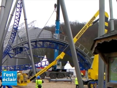 La nouvelle attraction de Nigloland, l'Alpina Blitz en cours d'installation