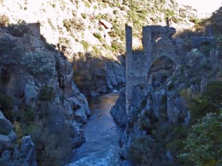 LES GORGES DE LA GUILLERA ET LE CHATEAU DE RODES