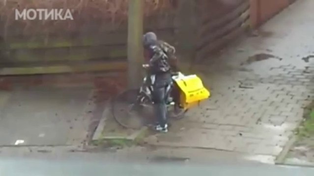 МОТИКА: На разнесувачот на весници не му е денот