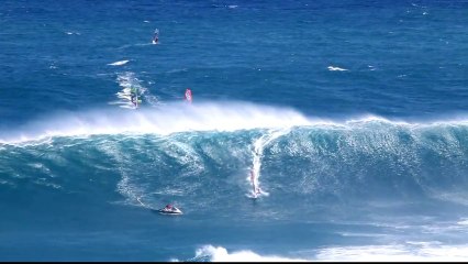 下载视频: Un jetski avalé par une vague géante : JAWS!!!!