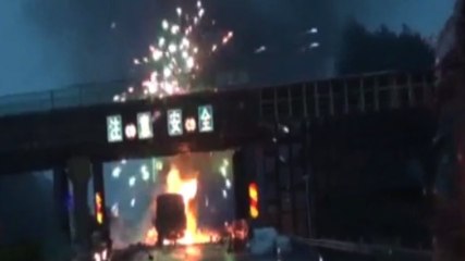 Gros incendie dans un camion rempli de feux d'artifice !