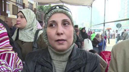 المصريون يدلون باصواتهم في استفتاء على الدستور