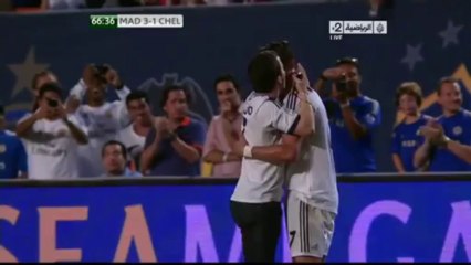 مشجع يقتحم مباراة تشيلسي و الريال و يحتضن رونالدو و رد فعله رائع