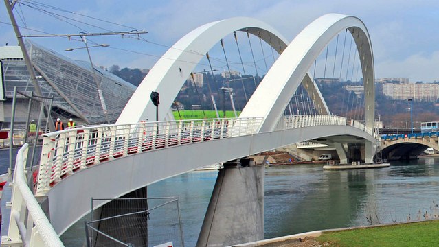 Le tramway T1 sur les rails du Pont Raymond Barre
