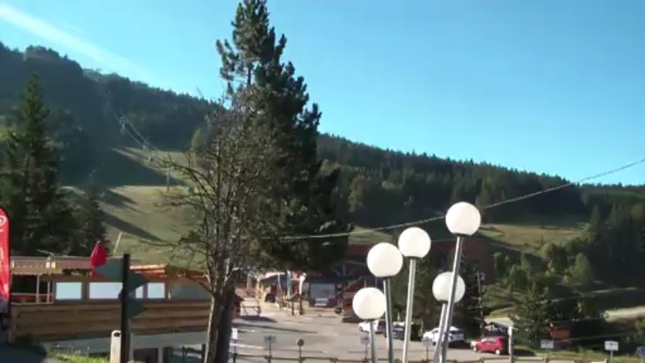 Entretien par deux hommes des pylones des télécabines de Villard de Lans côte 2000 le 22/11/2013