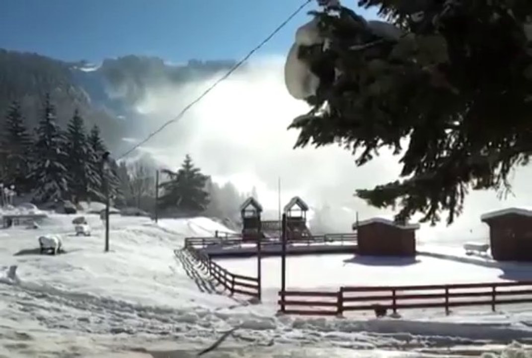 Canon à neige qui diffusent la neige..apparaissent de gros tas de neige..le 1er déc 2013 villard de lans