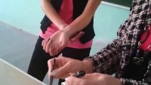 Une professeure de chimie Russe coupe le bras de son élève pour une expérience