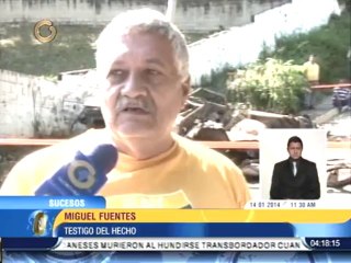 Transporte escolar se incendió tras chocar contra un poste de luz