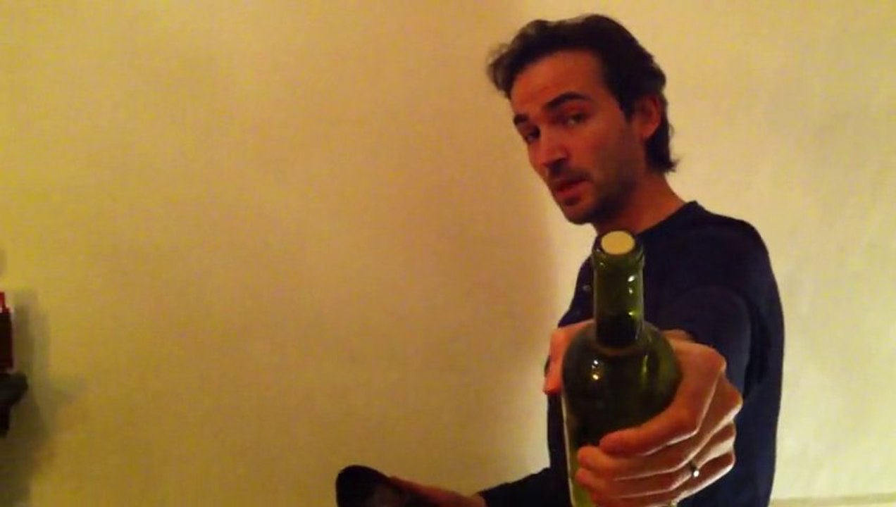 Ouvrir une bouteille sans tire-bouchon, avec une chaussure - l'exception du bouchon synthétique