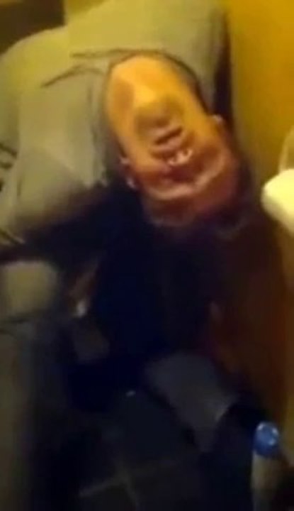 Ivre, il dort aux toilettes