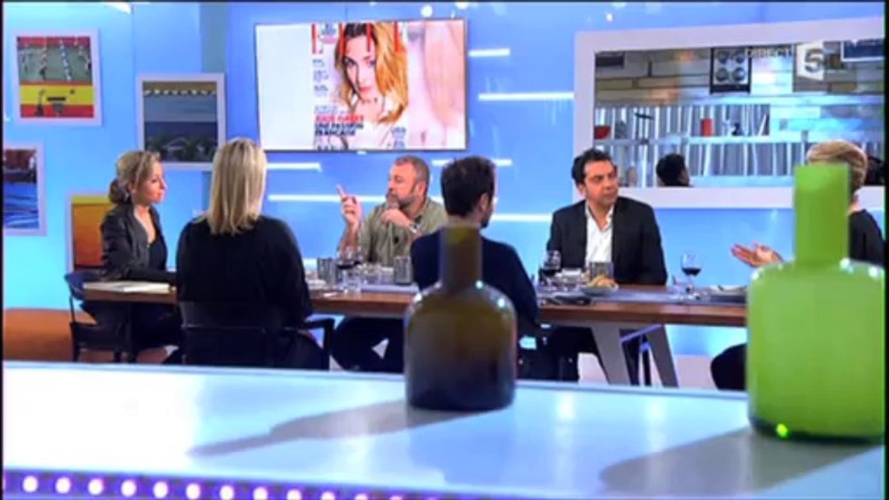 Karin Viard défend Julie Gayet