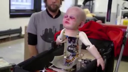 Un bébé diabolique sème la panique dans les rues de New York