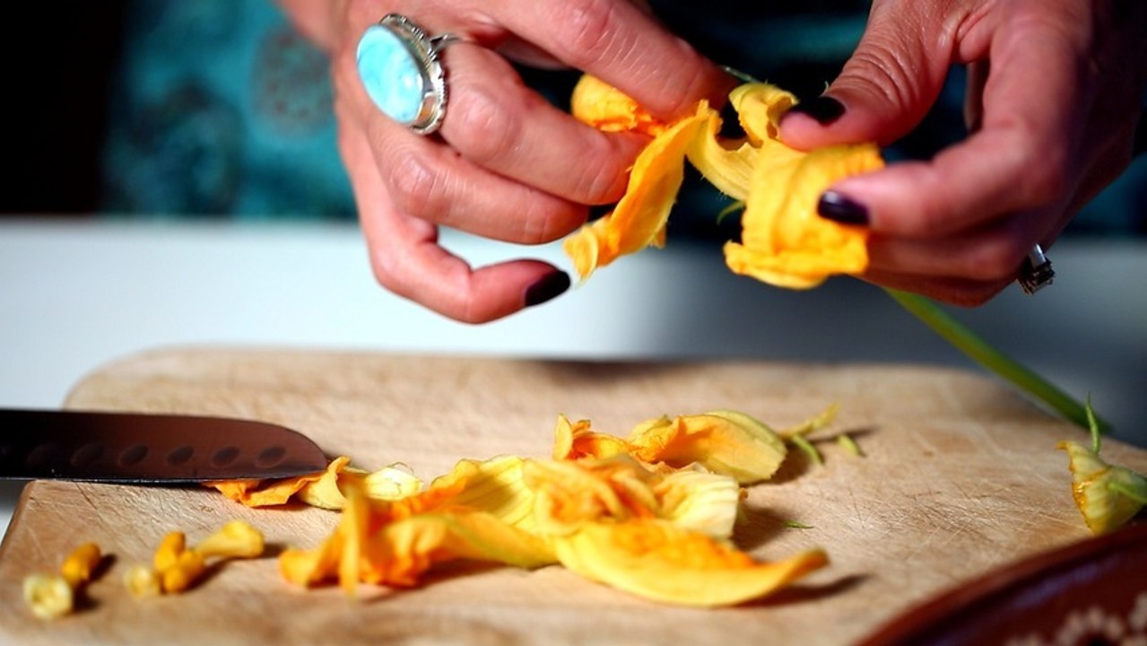 How to prepare squash blossoms quesadillas