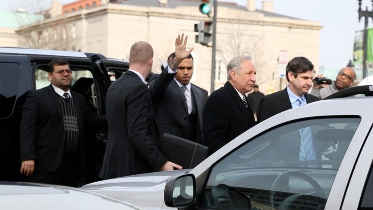 Chaos surrounds Chris Brown's court arrival