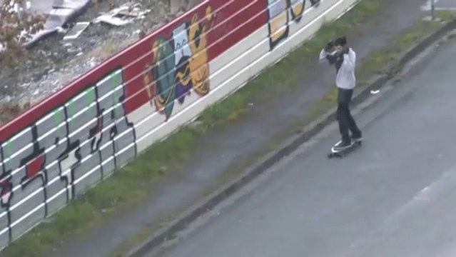 LES W-D.D. MICHOU NEWS - 11 DECEMBRE 2013 - LE LONGBOARD SE PRATIQUE AVENUE NITOT.