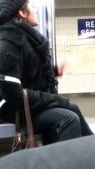 Une tarée sur la ligne 4 du métro! Flippant!