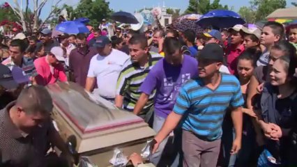 Entierro de miembro de autodefensas mexicanas