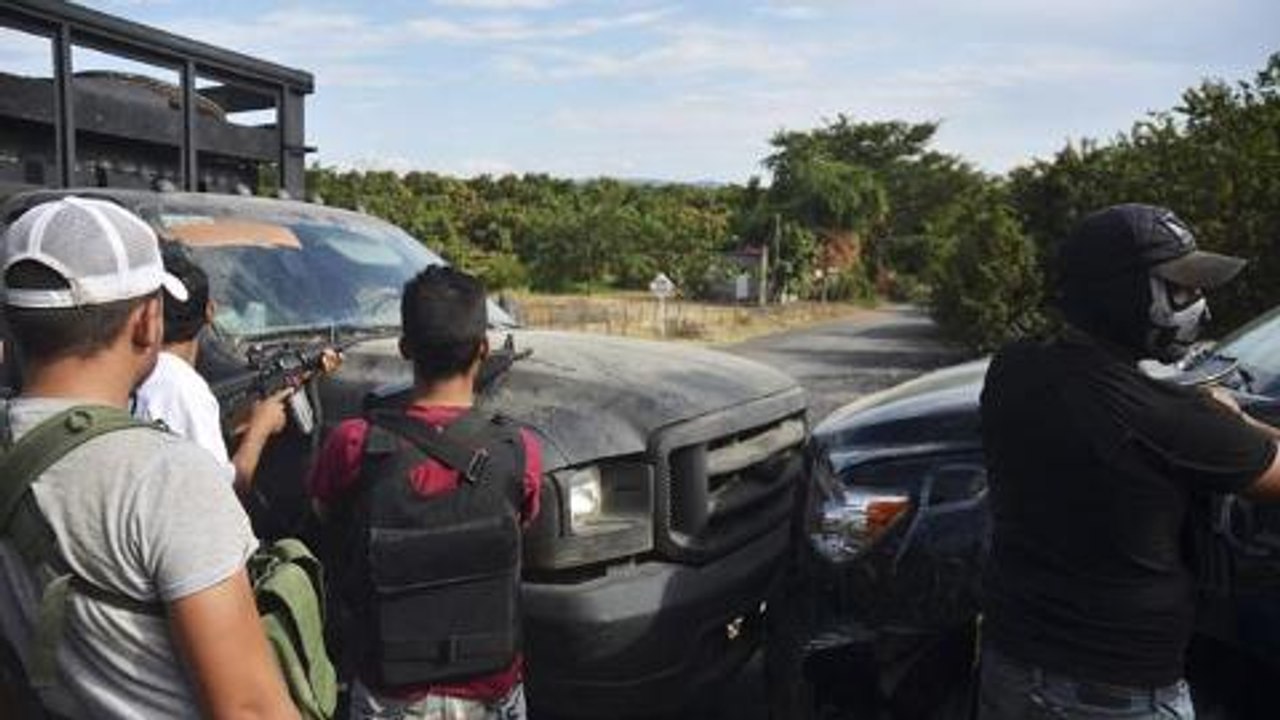 Mexico forces face off with vigilantes